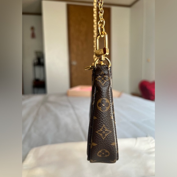 Louis Vuitton Small Pochette - Picture 5 of 17